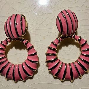 Vintage 1980s pink and gold ribbed shell circle hoop clip on earrings